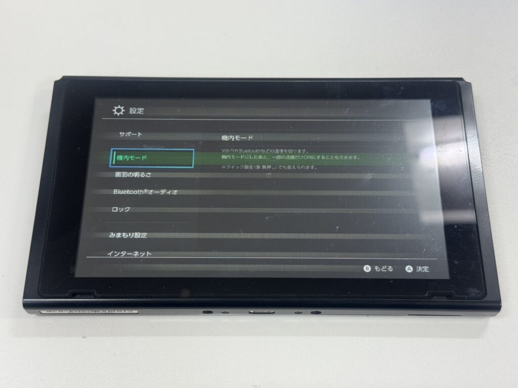 画面にシマシマの表示不良が出たNintendo Switchの液晶パネル（修理前）