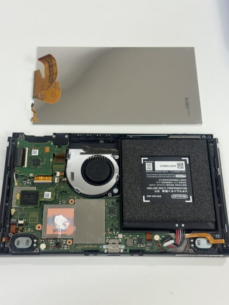 Nintendo Switchを分解し新しい液晶パネルへ交換修理を行っている様子