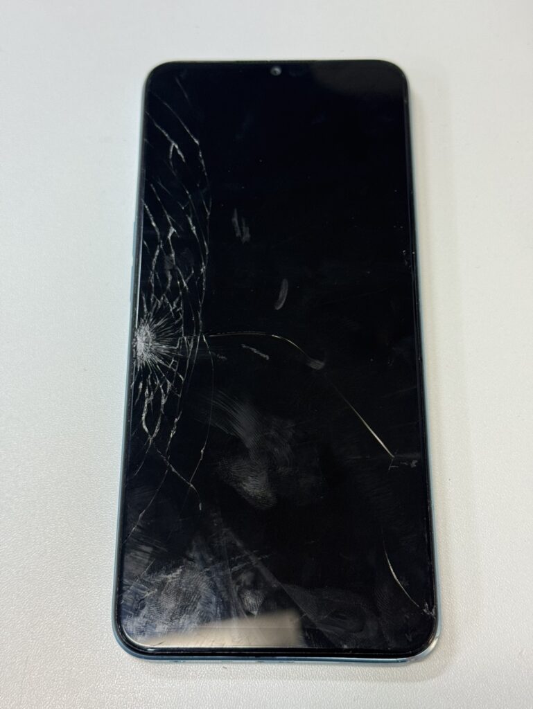 ガラス割れと液晶表示不良で画面が映らなくなったOPPO A77の修理前の様子