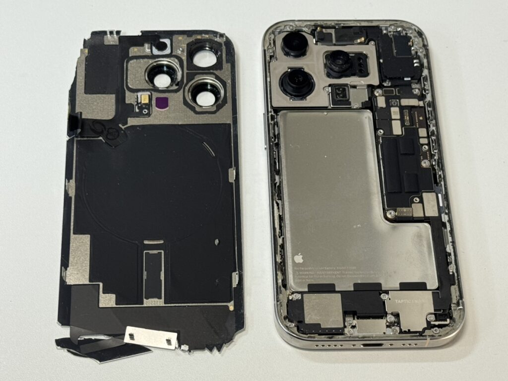 iPhone 16 Proの背面を分解し古い粘着テープを綺麗に掃除して貼り直しを行う様子