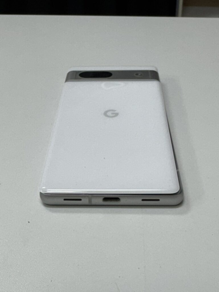 バッテリーの膨張により背面パネルが押し上げられて浮いてしまったPixel 7a