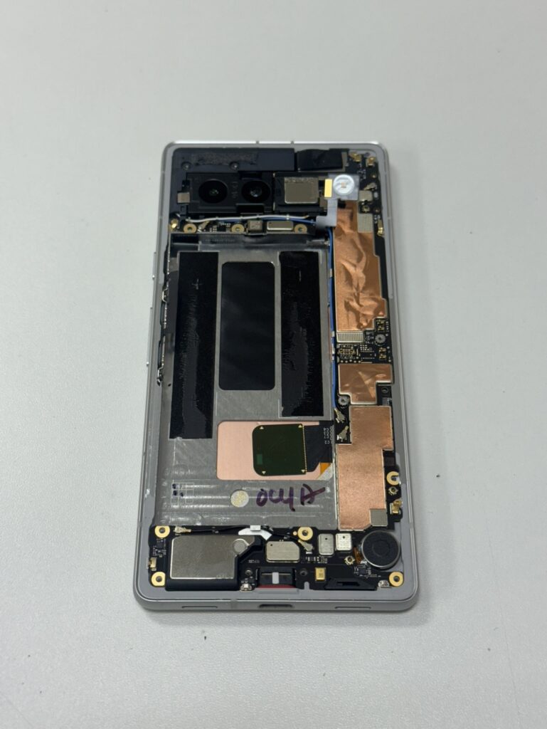 Pixel 7aの背面から分解し基板カバーを取り外して古いバッテリーを交換する様子