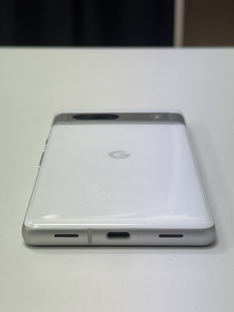 40分の修理で背面の浮きが解消し充電も安定するようになったPixel 7aの完動品