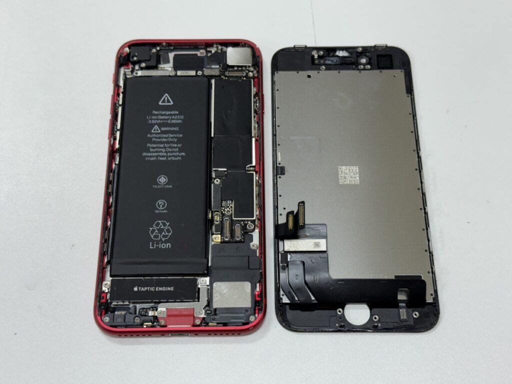 iPhone SE2の内部を公開。基板から古い画面を取り外す工程。