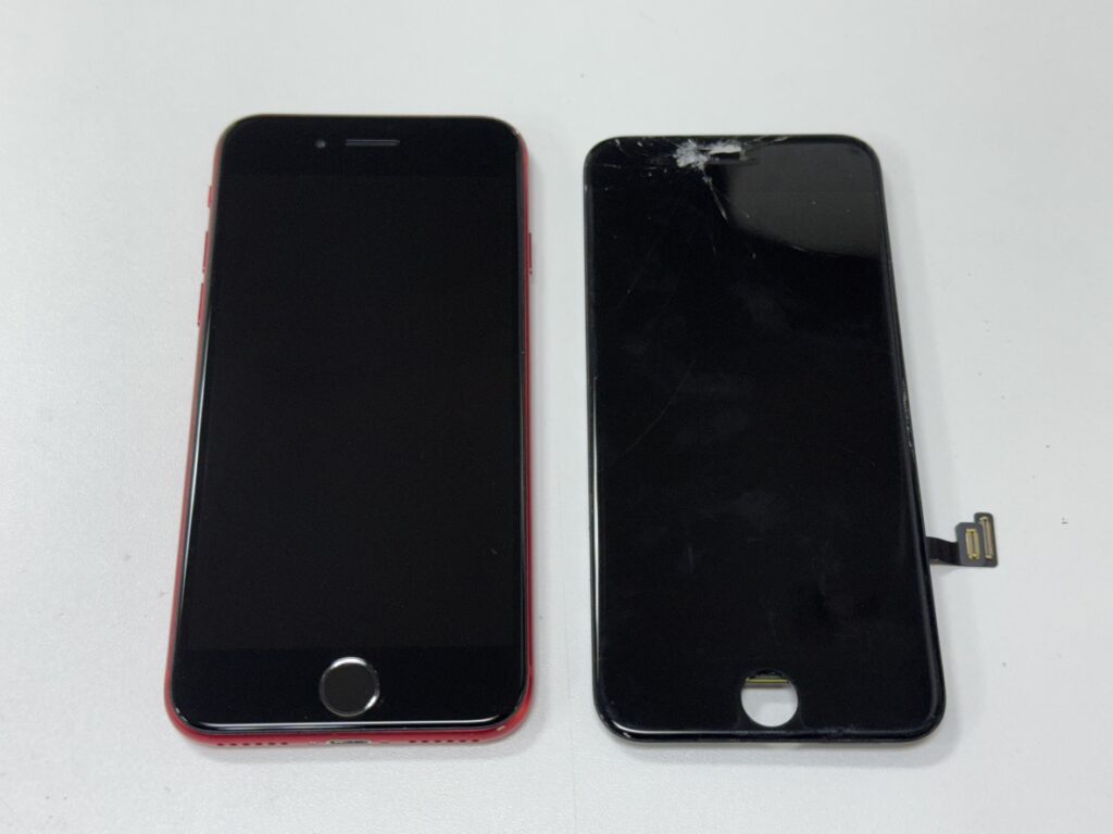 30分のスピード修理で綺麗に直ったiPhone SE2。