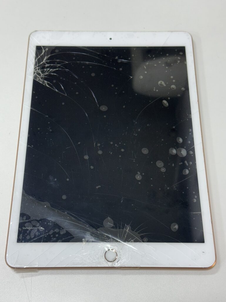 フェニックス関内2号店に持ち込まれた、表面ガラスが細かく割れたiPad第7世代。