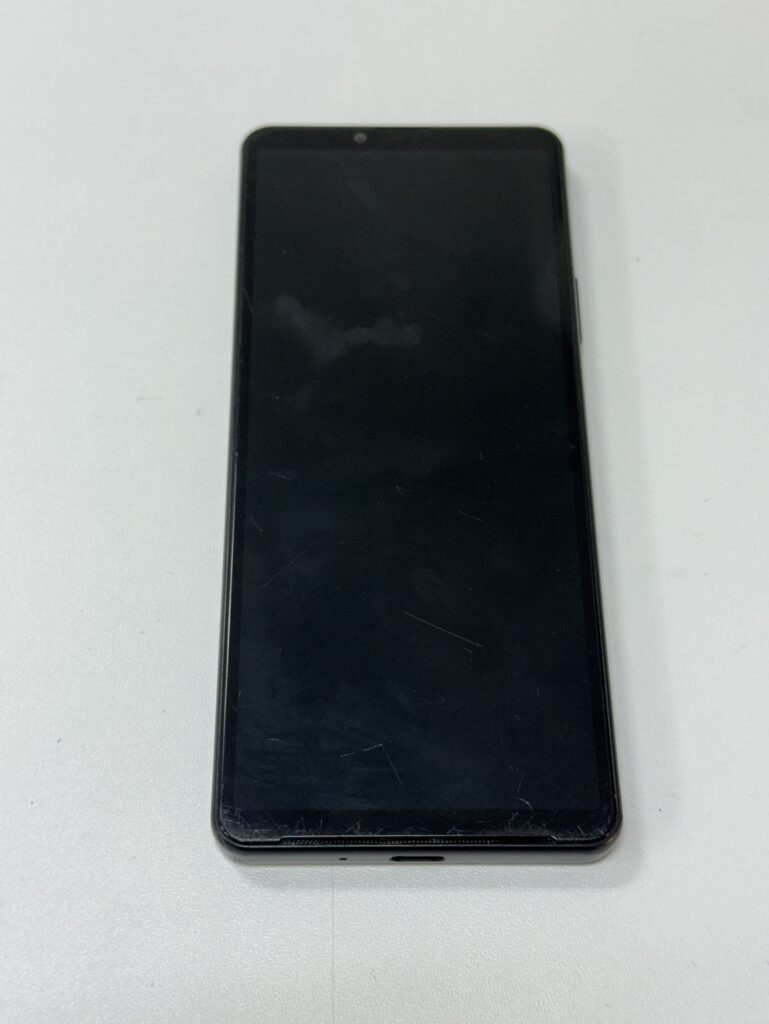 フェニックス関内2号店に持ち込まれた、液晶が映らないXperia 8 liteとドナー端末。