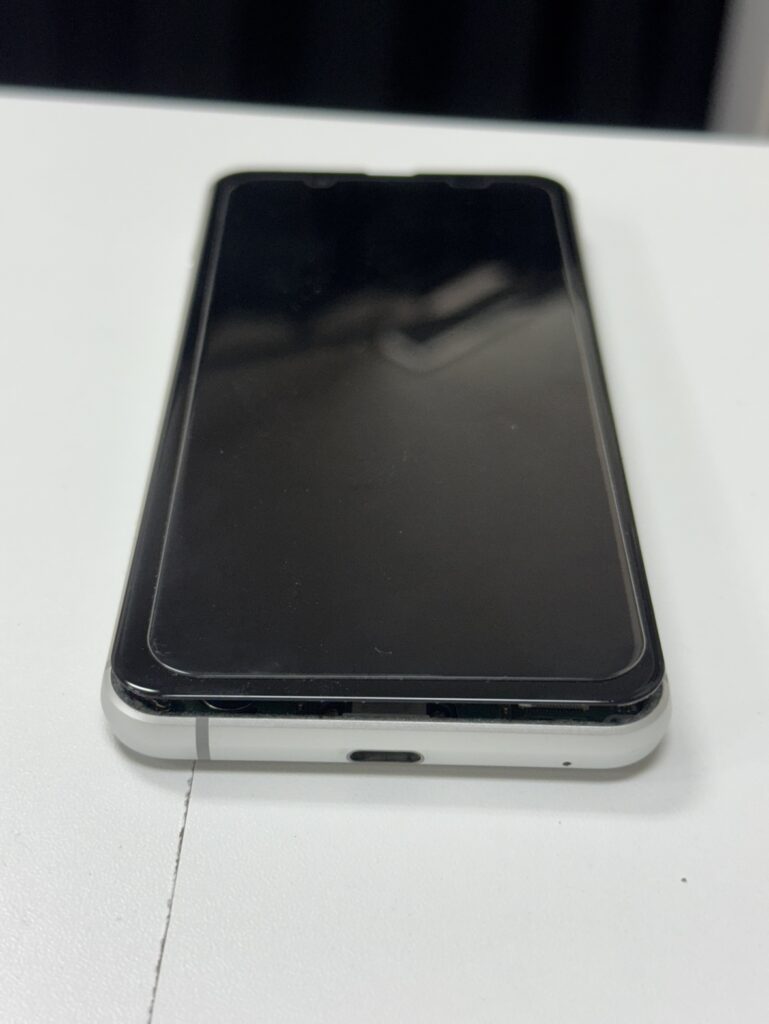 フェニックス関内2号店に持ち込まれた、バッテリー膨張で画面が浮いたAQUOS sense3 basic。