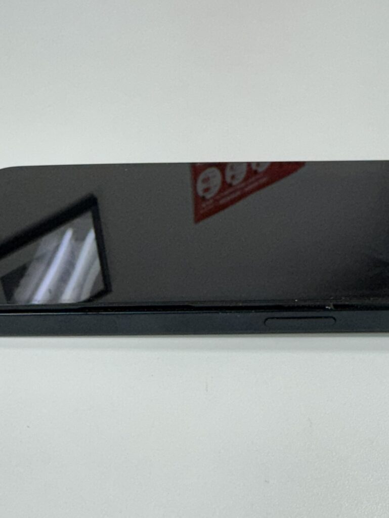 フェニックス関内2号店に持ち込まれた、バッテリー膨張で画面が大きく浮いたiPhone 13。