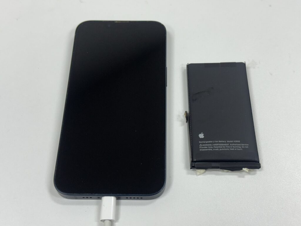 30分でバッテリー交換が完了し、画面の浮きが綺麗に直ったiPhone 13。