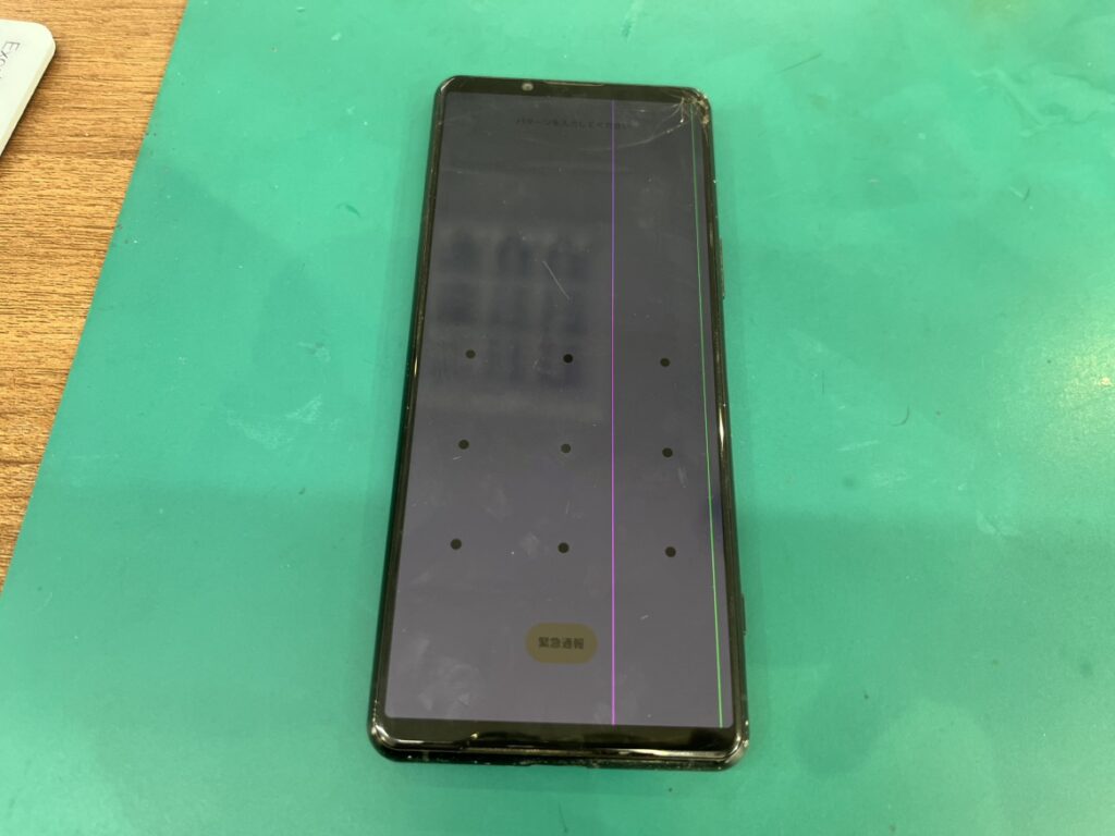 画面右側に緑色の縦線が発生し、左下が割れているXperia 5 IIIの破損状態