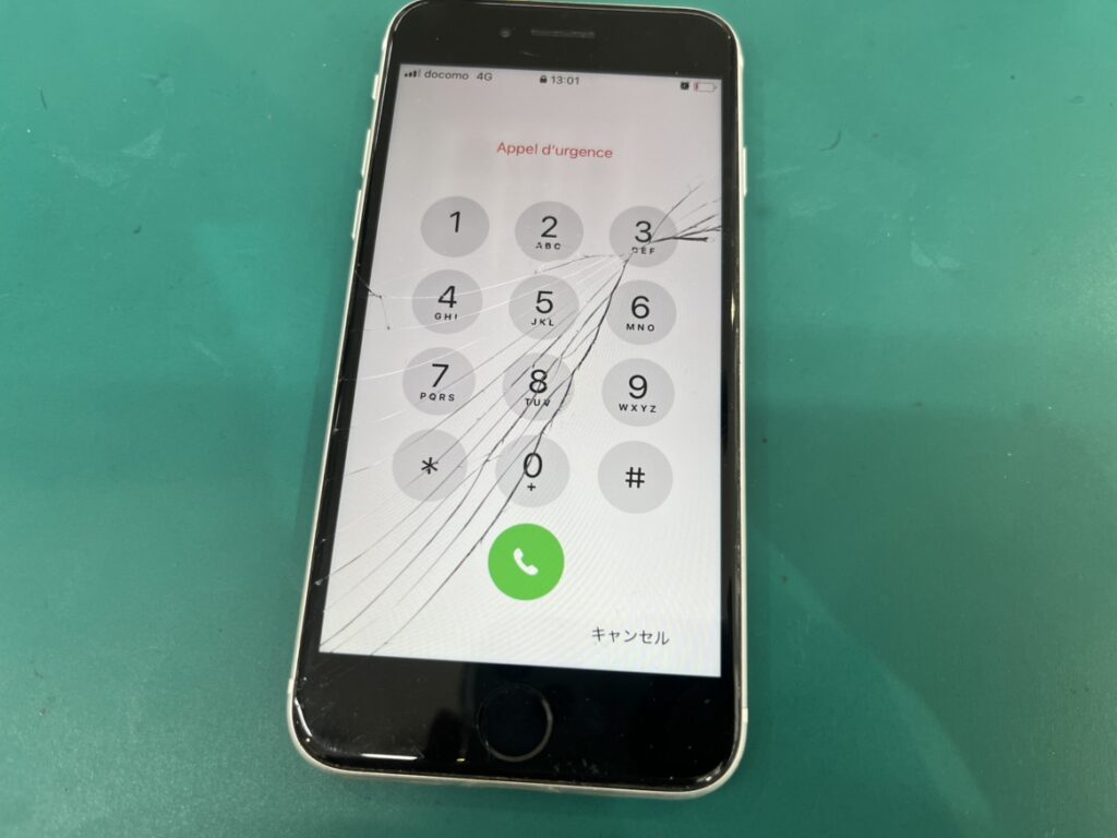 ガラス割れタッチ不良が発生しているiPhone SE (第2世代)の修理前状態