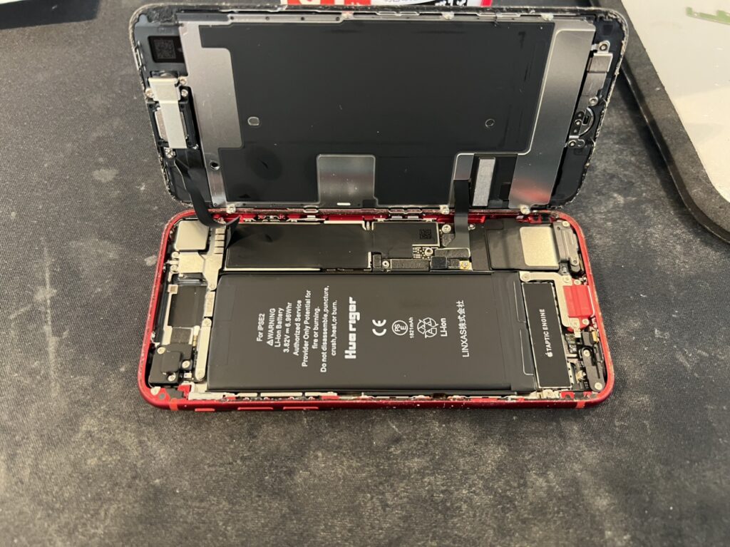 Alt: フェニックス横浜関内本店によるiPhone SE2バッテリー交換。熟練の技術で基板を守る分解工程