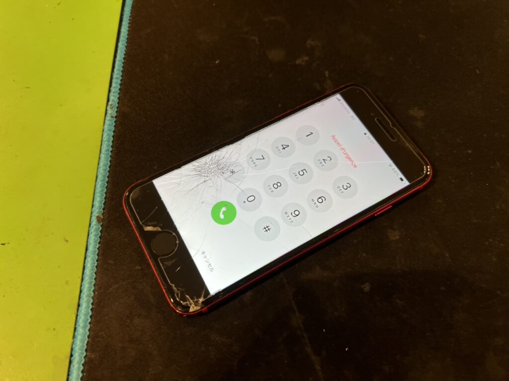 中区初音町から持ち込まれた、バッテリー最大容量が低下したiPhoneSE2の受付風景」