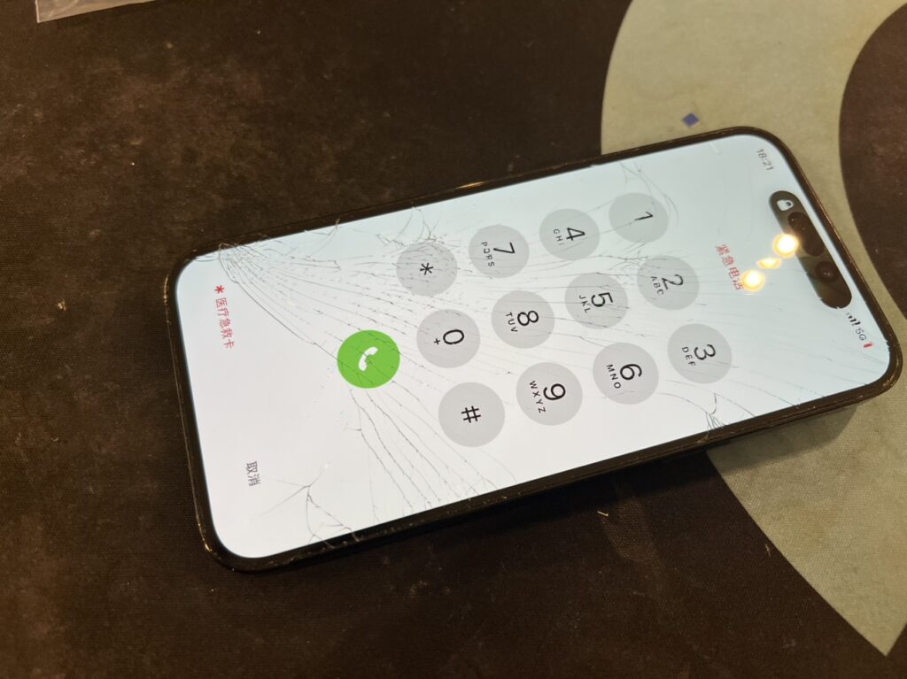 [作業前] 横浜・関内で修理受付した画面が激しく割れたiPhone14ProMax