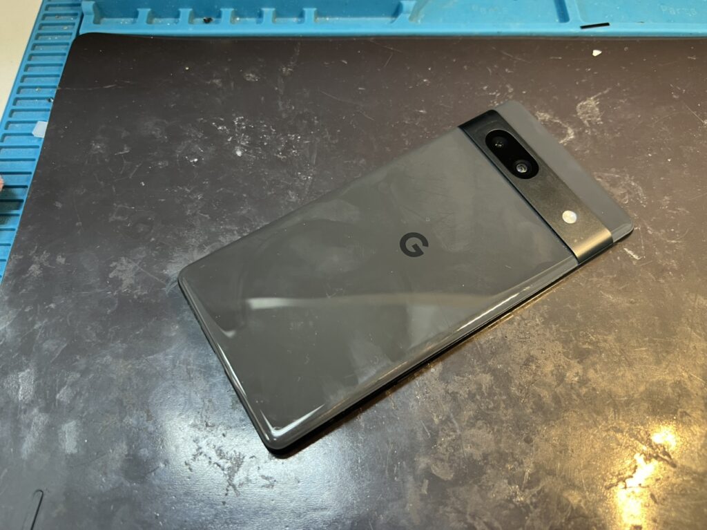 横浜の修理店でバッテリー交換を待つGoogle Pixel 7aの背面外観