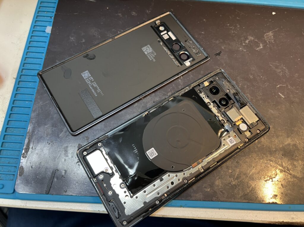 フェニックス横浜関内本店でPixel 7aの背面パネルを開封する様子