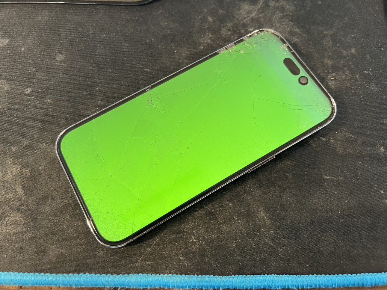 iPhone 14 Proの画面が緑色に！即日修理可能です！ - Phoenix