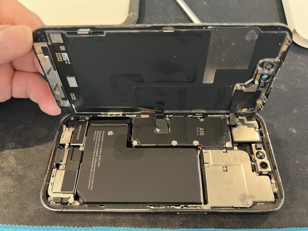 iPhone 14 Proの画面が緑色に！即日修理可能です！ - Phoenix