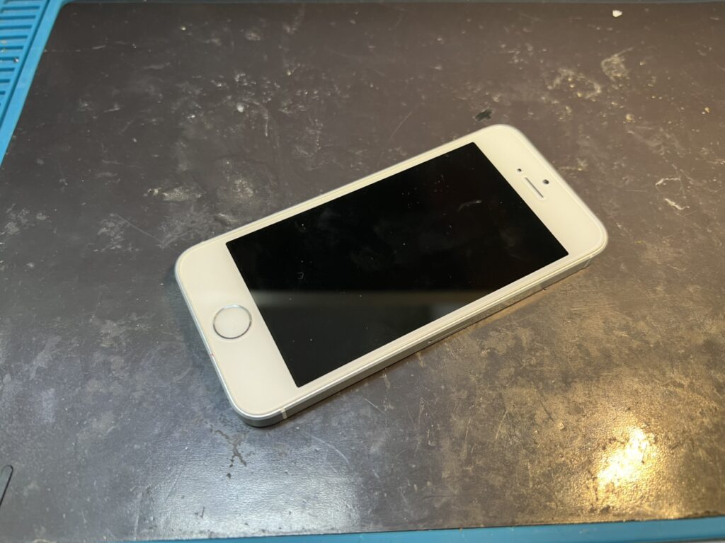 フェニックス関内2号店でバッテリー交換を待つiPhone SE 初代