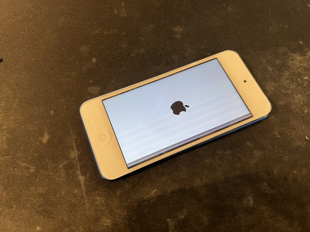 液晶に線が発生したiPod touch 7世代を南区エリアから受付