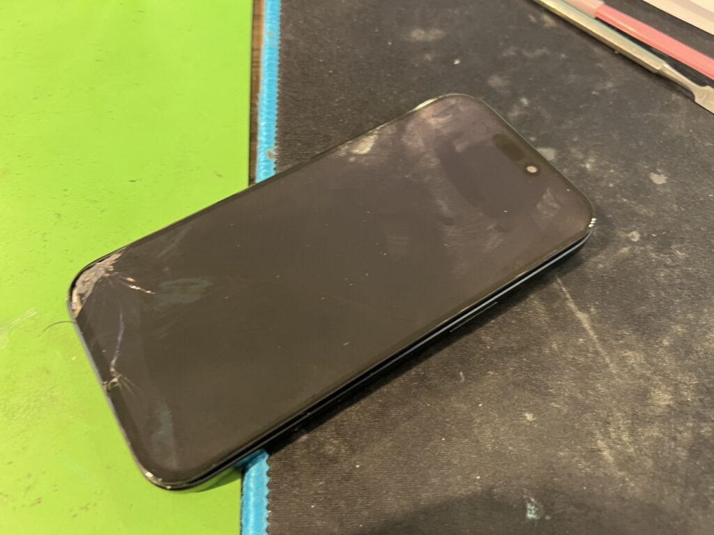 横浜・関内でiPhone 15の画面割れ修理を待つ端末