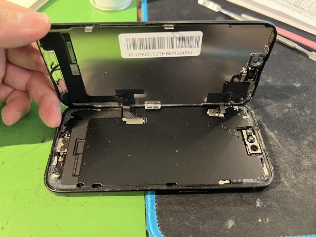 フェニックス横浜関内本店でiPhone 15の画面を分解中