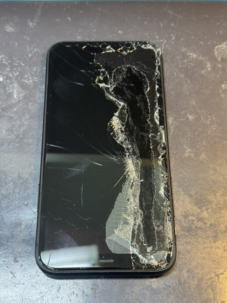 フェニックス関内2号店に持ち込まれた、フィルムを剥がす際にガラスが割れたiPhone 11。