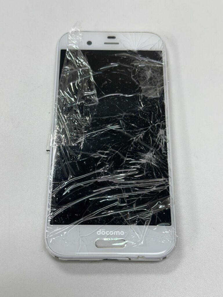 フェニックス関内2号店に持ち込まれた、画面割れとバッテリー膨張があるAQUOS R。