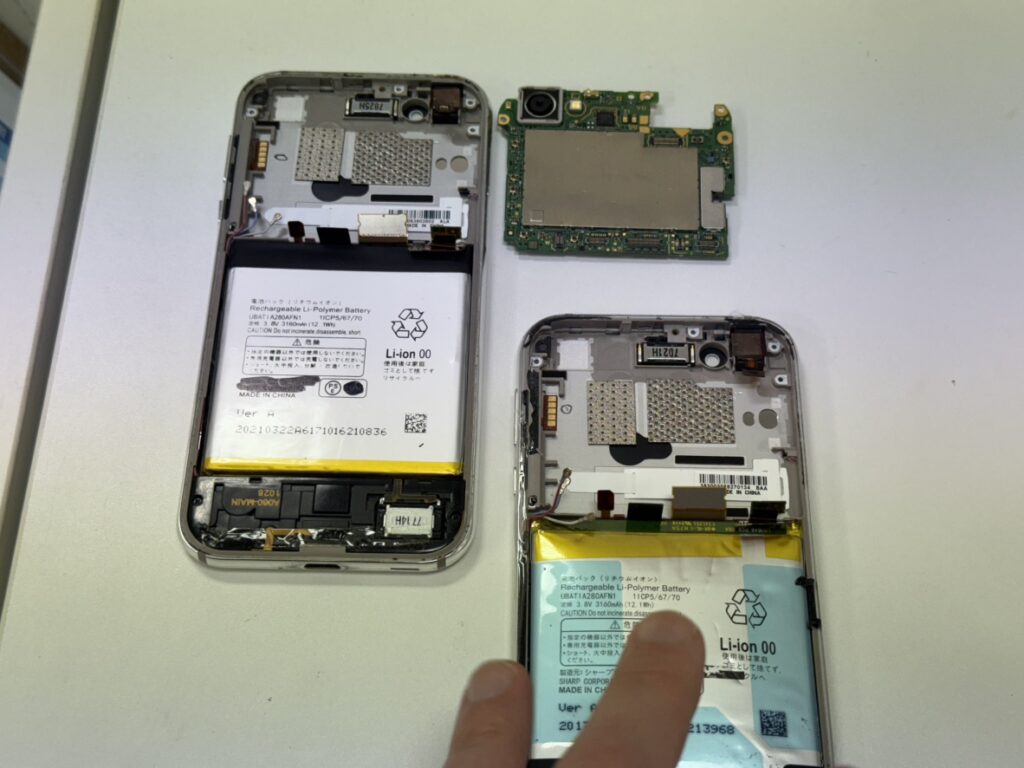 AQUOS Rの基板を取り出し、別のドナー端末へ移し替えている基板移植の作業風景。