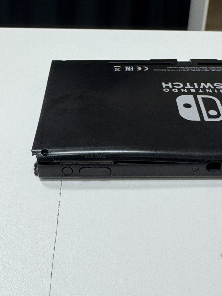 フェニックス関内2号店に持ち込まれた、バッテリー膨張によりフレームが歪んだNintendo Switch。