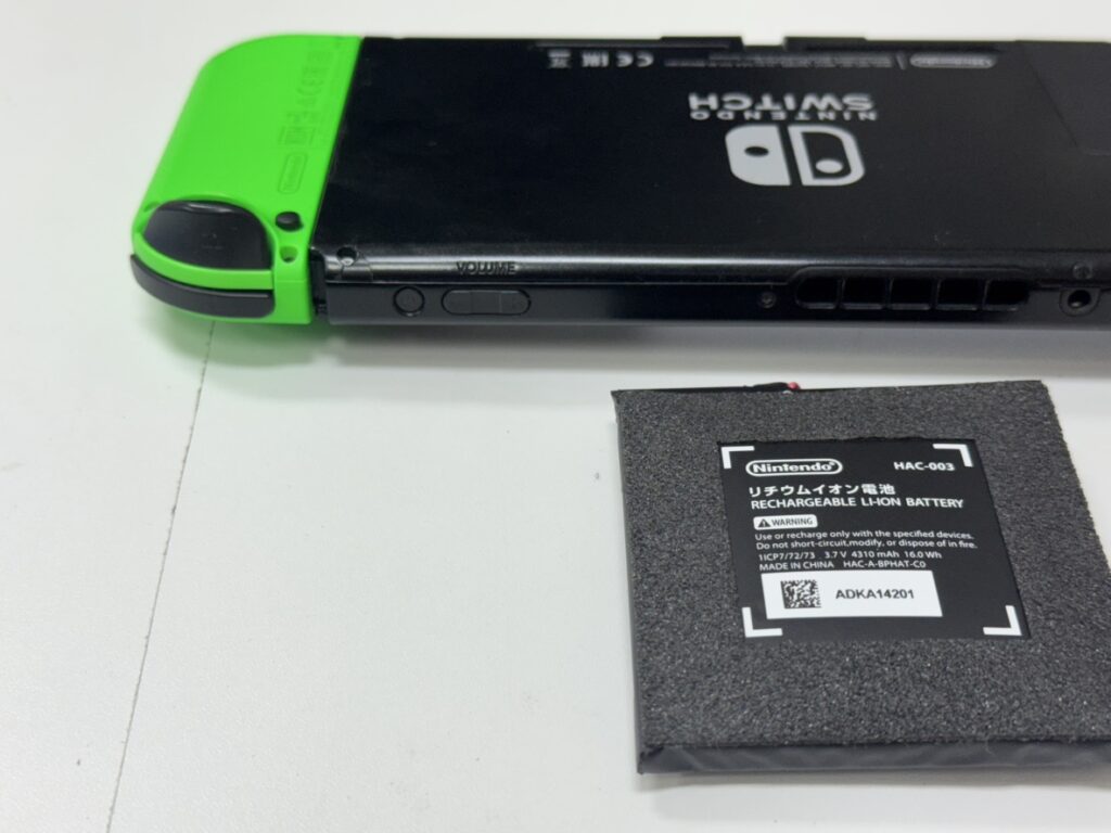 30分でバッテリー交換が完了し、背面の浮きや歪みが解消されたNintendo Switch。