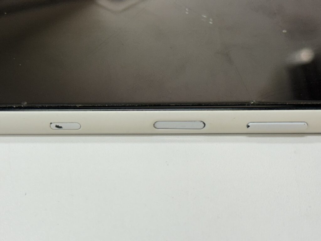 フェニックス関内2号店に持ち込まれた、電源ボタンが陥没して反応しないXperia。