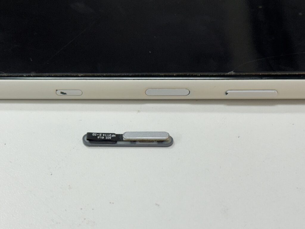 30分でパーツ交換が完了し、正常に電源ボタンが機能するようになったXperia。