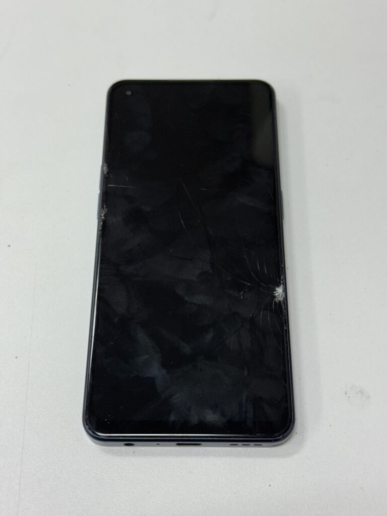 フェニックス関内2号店に持ち込まれた、ガラスが割れて液晶が映らないOPPO Reno7 A。