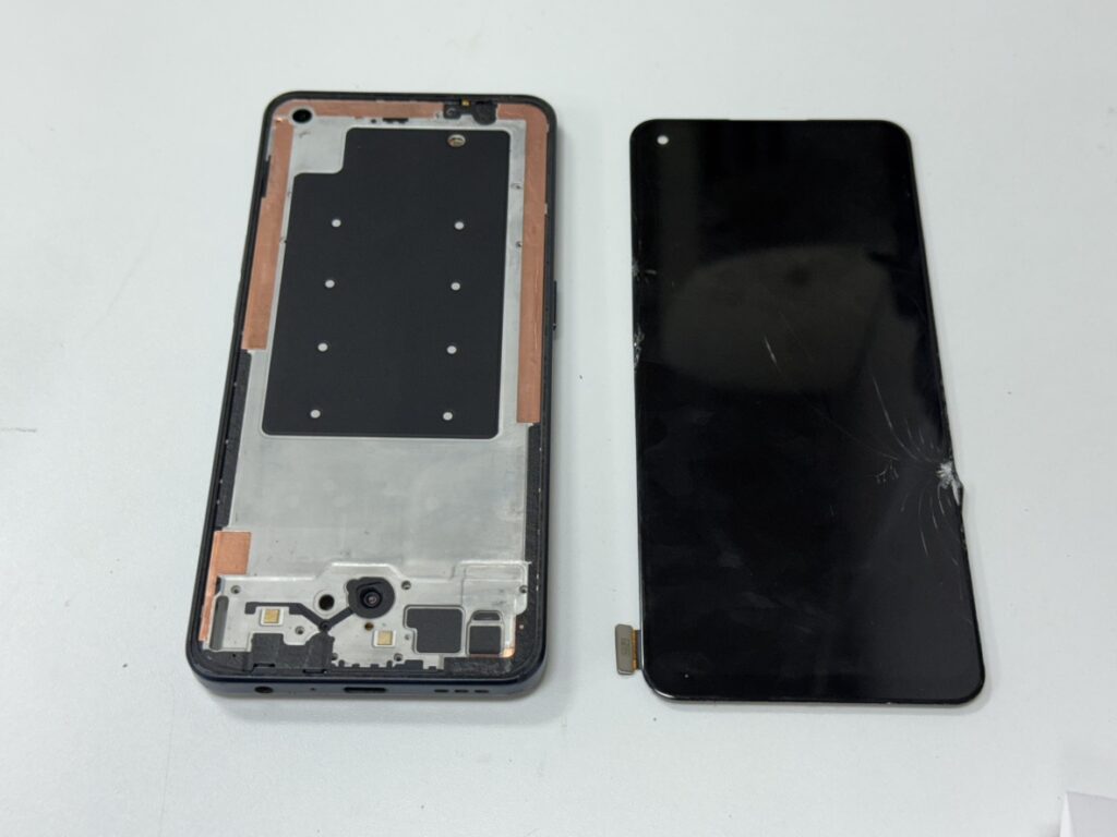 OPPO Reno7 Aの背面と下部基板を外し、画面コネクタを交換している修理風景。