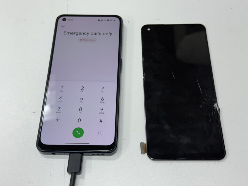 30分で画面交換が完了し、綺麗に表示されるようになったOPPO Reno7 A。