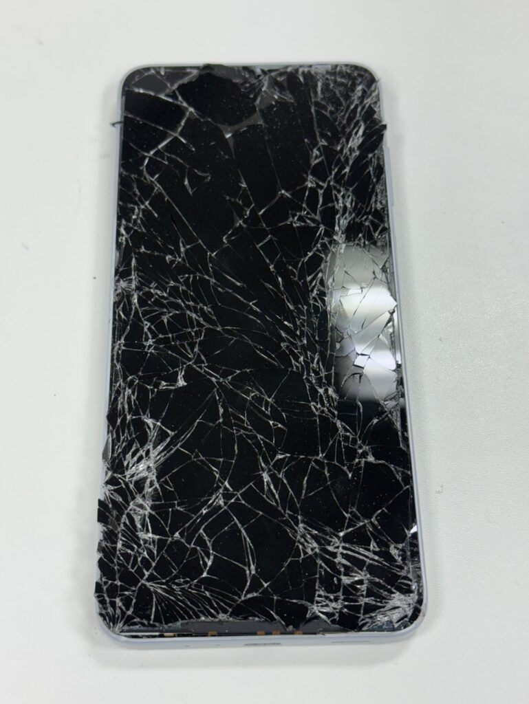 フェニックス関内2号店に持ち込まれた、ガラスがバキバキに割れたGalaxy A25 5G。