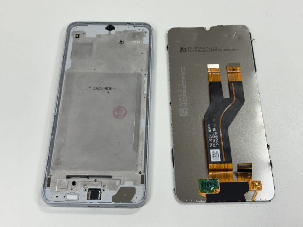 Galaxy A25 5Gの背面を開き、基板カバーを外して画面コネクタを交換している様子。