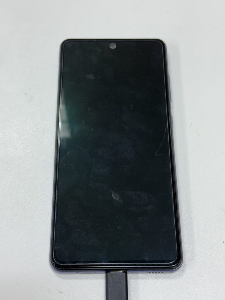 フェニックス関内2号店に持ち込まれた、劣化により電源が入らなくなったGalaxy A52 5G。