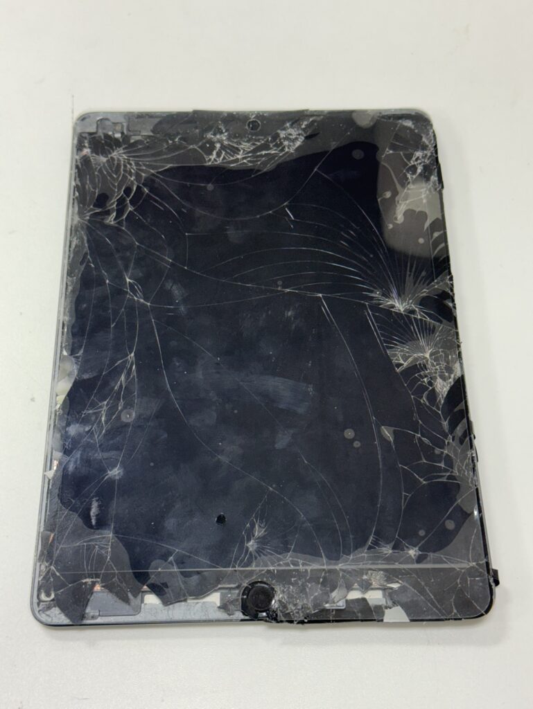フェニックス関内2号店に持ち込まれた、表面ガラスがバキバキに割れたiPad 第9世代。