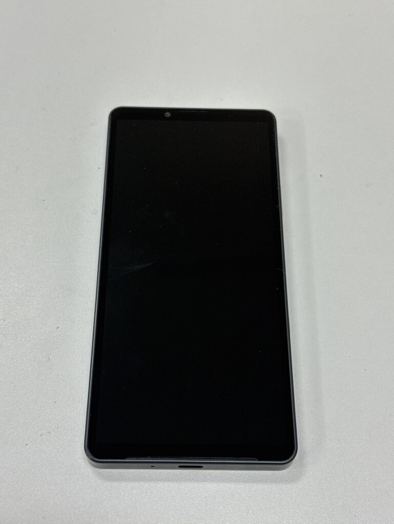 フェニックス関内2号店に持ち込まれた、液晶が映らなくなったXperia 10 VII。