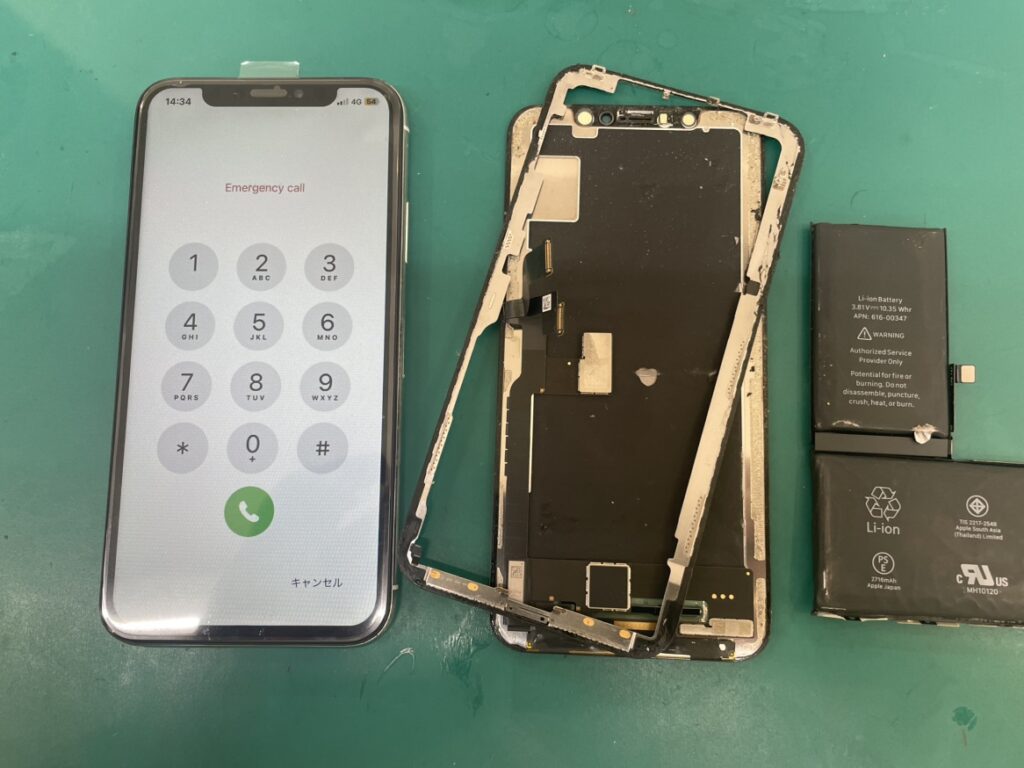 40分で修理完了したiPhoneX、バッテリー交換により液晶の浮きが解消され、隙間なく綺麗に閉まった状態
