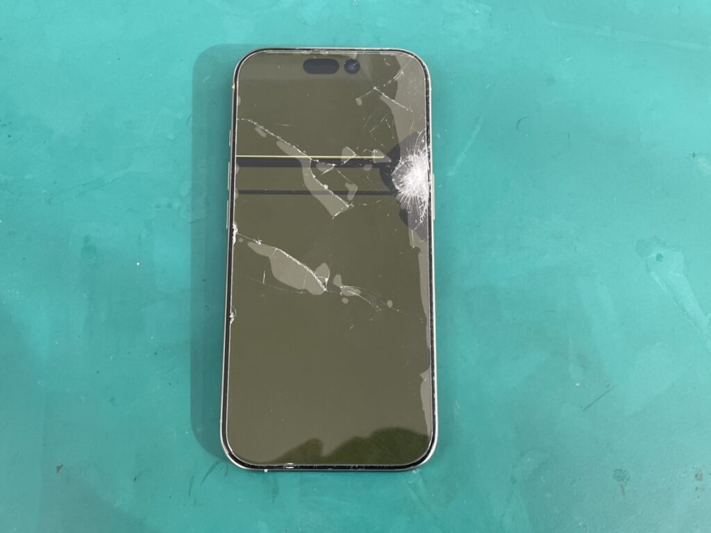 横須賀市公郷町から持ち込まれた液晶が映らないiPhone 15の破損状況