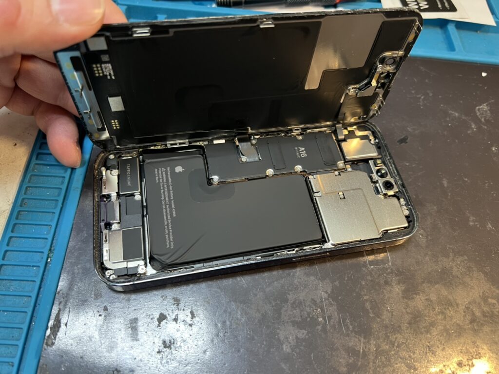 iPhone 14 Proの精密な内部を開封しバッテリーを交換する様子