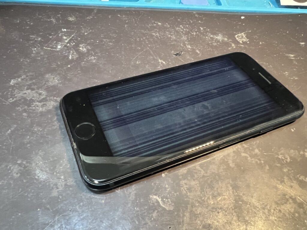 画面表示不良が起きたiPhone SE3をフェニックス横浜関内本店で受付