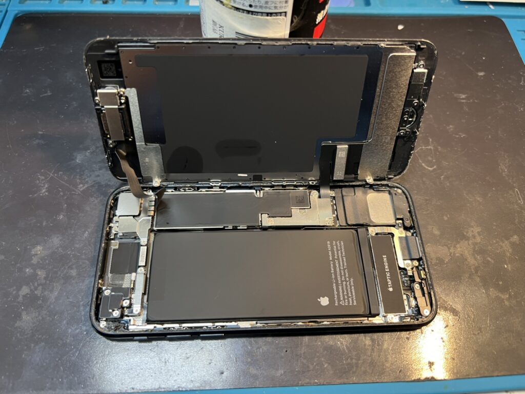 iPhone SE3のホームボタンを慎重に新しい液晶パネルへ移植する様子