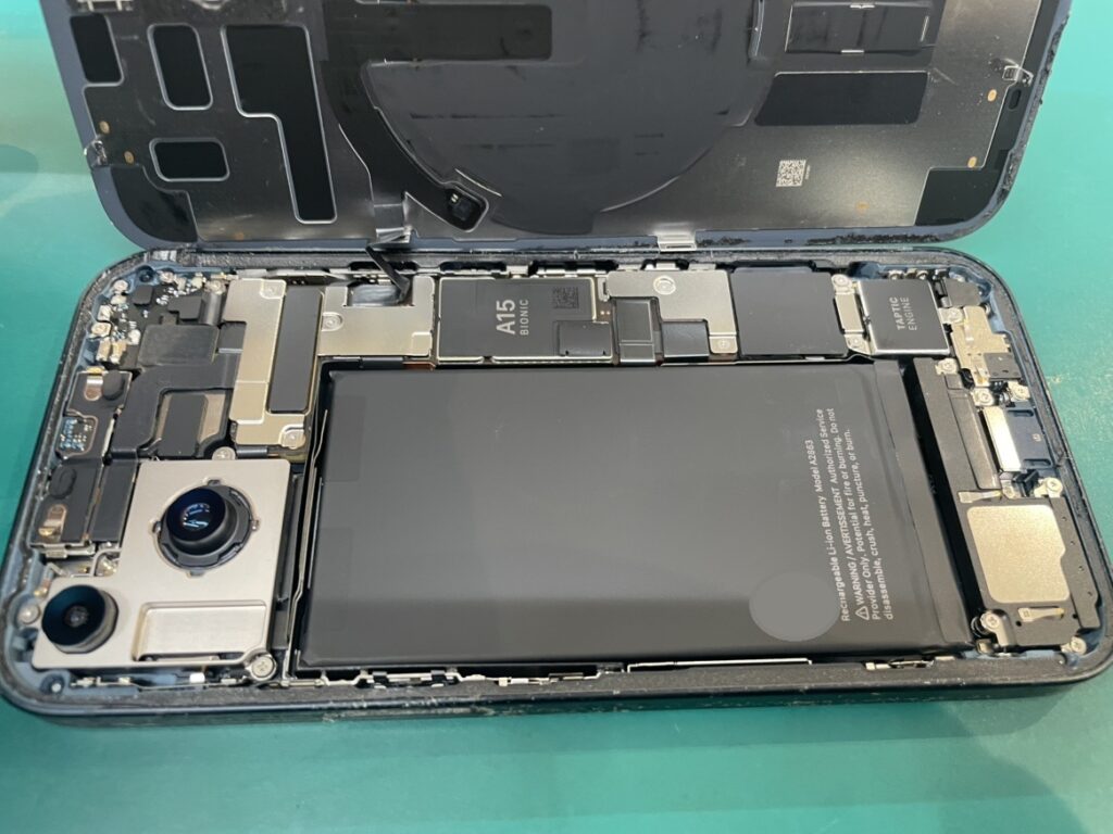 iPhone14 内部分解清掃 総務省登録修理業者