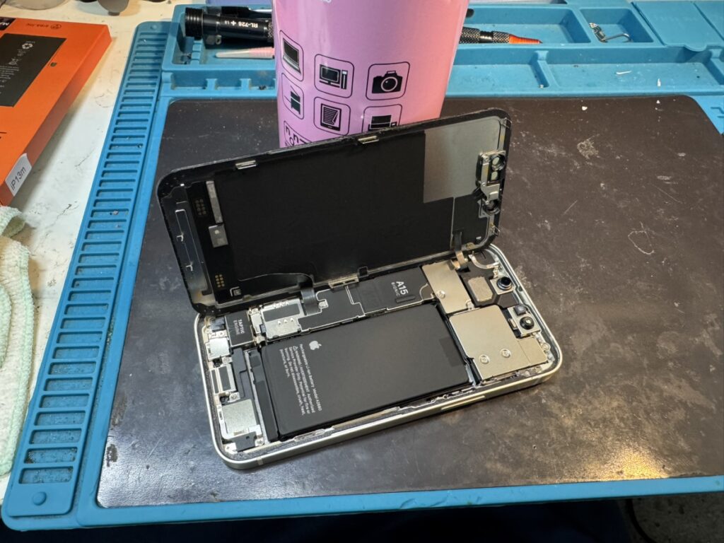 フェニックス横浜関内本店でiPhone 13 miniの内部を清掃し電池交換する様子
