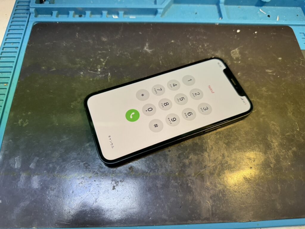 バッテリー膨張で画面が浮き上がったiPhone 12をフェニックス関内本店で受付